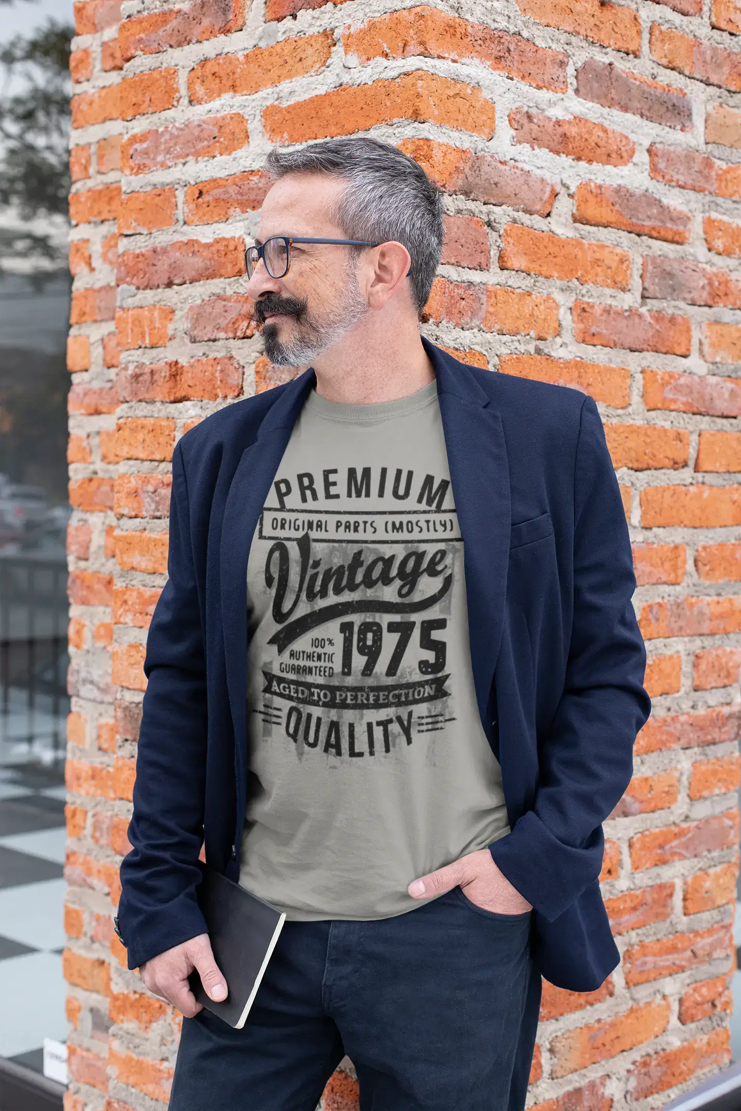 ULTRABASIC - Graphic Men's 1975 Aged to Perfection Birthday Gift T-Shirt