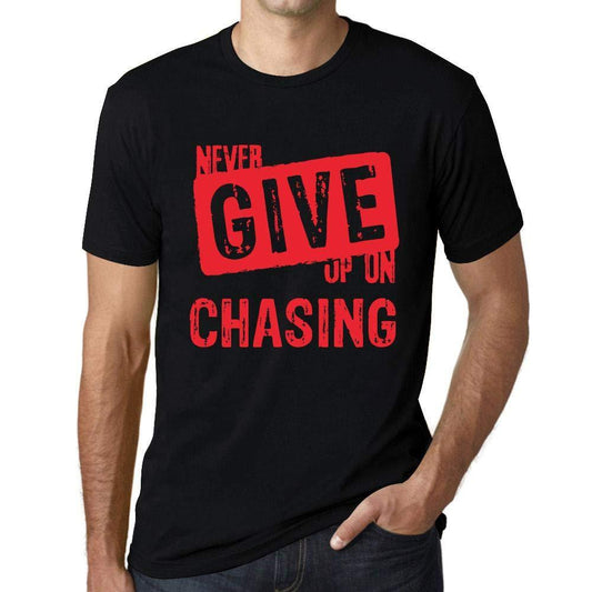 Ultrabasic Homme T-Shirt Graphique Never Give Up on Chasing Noir Profond Texte Rouge